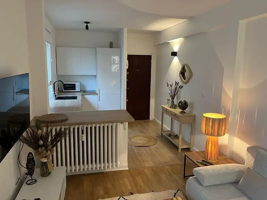 Cozy Modern Apartment - Paris contacts